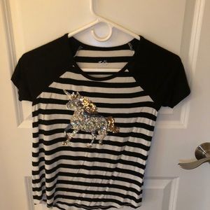 Short sleeve tee shirt that is black and white